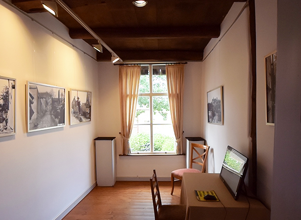 Raum 7 nach Westen mit Großfotos