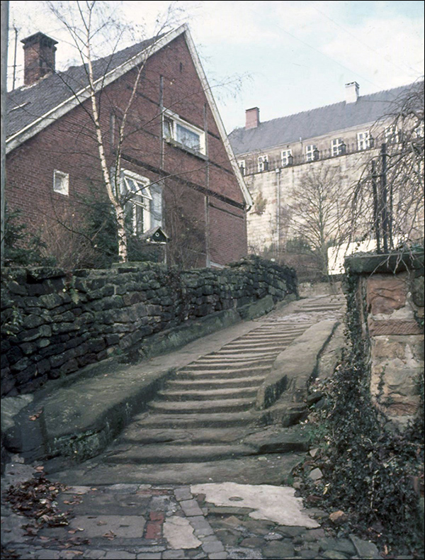 Blick auf den oberen Bereich der Synagogenstiege